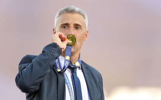 CORDOBA, ARGENTINA - JANUARY 23: Hernan Crespo coach of Defensa y Justicia celebrates after the final of Copa CONMEBOL Sudamericana 2020 between Lanús and Defensa y Justicia at Mario Alberto Kempes Stadium on January 23, 2021 in Cordoba, Argentina. (Photo by Nicolás Aguilera - Pool/Getty Images) CORDOBA, ARGENTINA - JANUARY 23: Hernan Crespo coach of Defensa y Justicia celebrates after the final of Copa CONMEBOL Sudamericana 2020 between Lanús and Defensa y Justicia at Mario Alberto Kempes Stadium on January 23, 2021 in Cordoba, Argentina. (Photo by Nicolás Aguilera - Pool/Getty Images)