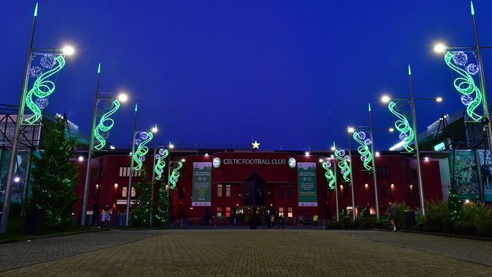 GLASGOW, SCOTLAND - DECEMBER 23: A general view of Christmas lights outside the stadium ahead of the Ladbrokes Scottish Premiership match between Celtic and Ross County at Celtic Park on December 23, 2020 in Glasgow, Scotland. The match will be played without fans, behind closed doors as a Covid-19 precaution. (Photo by Mark Runnacles/Getty Images) Polemiche per Sua Maestà… dopo sua Santità: i Rangers non si fanno mancare proprio nulla - immagine 1
