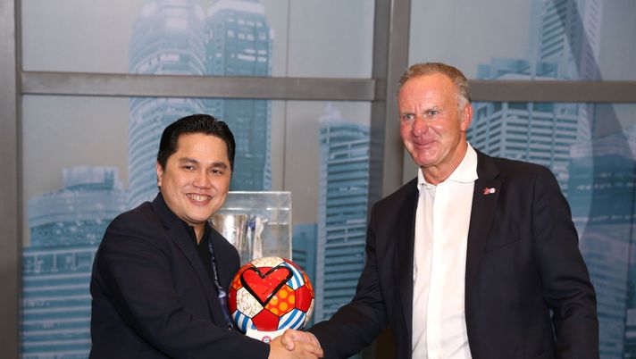 SINGAPORE, SINGAPORE - JULY 27: (L-R) Erick Thohir, President FC Internazionale and Karl-Heinz Rummenigge, Executive Chairman Bayern Munich exchange gifts before kick off at the Corporate Hospitality at National Stadium during the International Champions Cup match between FC Bayern and FC Internazionale on July 27, 2017 in Singapore. (Photo by Lionel Ng/Getty Images for ICC) SINGAPORE, SINGAPORE - JULY 27: (L-R) Erick Thohir, President FC Internazionale and Karl-Heinz Rummenigge, Executive Chairman Bayern Munich exchange gifts before kick off at the Corporate Hospitality at National Stadium during the International Champions Cup match between FC Bayern and FC Internazionale on July 27, 2017 in Singapore. (Photo by Lionel Ng/Getty Images for ICC)