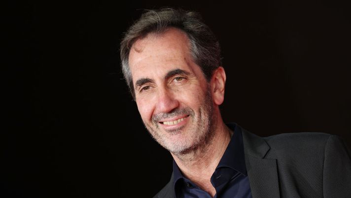 ROME, ITALY - OCTOBER 22: Paolo Calabresi attends the red carpet for 'Sono Lillo' during the 17th Rome Film Festival at Auditorium Parco Della Musica on October 22, 2022 in Rome, Italy. (Photo by Vittorio Zunino Celotto/Getty Images) Calabresi: “Romanista da una vita, tiferò tra un ciak e l’altro pensando a mio padre” - immagine 1