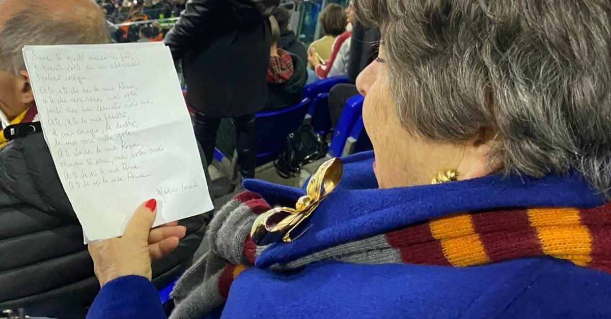 La nonna col testo dell’inno per non sbagliare la scena che emoziona l