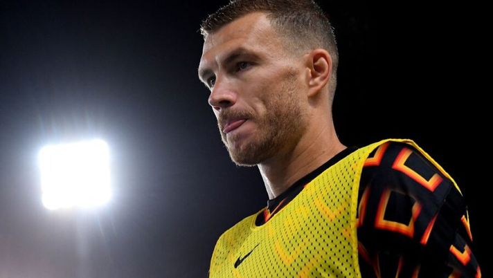 VERONA, ITALY - SEPTEMBER 19: Edin Dzeko of AS Roma looks on during the Serie A match between Hellas Verona FC and AS Roma at Stadio Marcantonio Bentegodi on September 19, 2020 in Verona, Italy. (Photo by Alessandro Sabattini/Getty Images)  Da Koulibaly e Criscito a Morata e Dzeko: come gestire i casi delicati per la 23a giornata- immagine 1