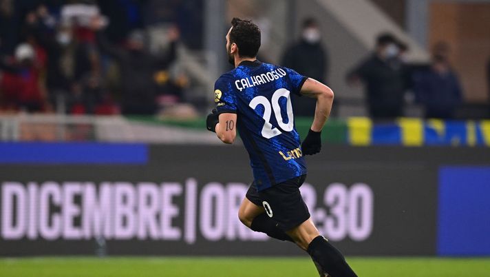 MILAN, ITALY - DECEMBER 12: Hakan Calhanoglu of FC Internazionale celebrates after scoring his team's third goal during the Serie A match between FC Internazionale and Cagliari Calcio at Stadio Giuseppe Meazza on December 12, 2021 in Milan, Italy. (Photo by Mattia Ozbot - Inter/Inter via Getty Images) MILAN, ITALY - DECEMBER 12: Hakan Calhanoglu of FC Internazionale celebrates after scoring his team's third goal during the Serie A match between FC Internazionale and Cagliari Calcio at Stadio Giuseppe Meazza on December 12, 2021 in Milan, Italy. (Photo by Mattia Ozbot - Inter/Inter via Getty Images)