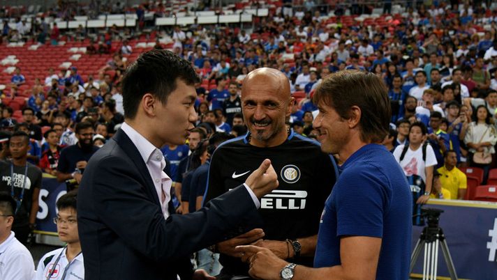 SINGAPORE - JULY 29: (L-R) FC Internazionale Milano board member Steven Zhang Kangyang, Head coach FC Internazionale Luciano Spalletti and Head coach Chelsea Antonio Conte chat prior to the International Champions Cup match between Chelsea FC and FC Internazionale at National Stadium on July 29, 2017 in Singapore. (Photo by Claudio Villa - Inter/FC Internazionale via Getty Images) SINGAPORE - JULY 29: (L-R) FC Internazionale Milano board member Steven Zhang Kangyang, Head coach FC Internazionale Luciano Spalletti and Head coach Chelsea Antonio Conte chat prior to the International Champions Cup match between Chelsea FC and FC Internazionale at National Stadium on July 29, 2017 in Singapore. (Photo by Claudio Villa - Inter/FC Internazionale via Getty Images)