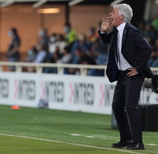 BERGAMO, ITALY - SEPTEMBER 11: Atalanta BC coach Gian Piero Gasperini issues instructions to his players during the Serie A match between Atalanta BC and ACF Fiorentina at Gewiss Stadium on September 11, 2021 in Bergamo, Italy. (Photo by Emilio Andreoli/Getty Images) BERGAMO, ITALY - SEPTEMBER 11: Atalanta BC coach Gian Piero Gasperini issues instructions to his players during the Serie A match between Atalanta BC and ACF Fiorentina at Gewiss Stadium on September 11, 2021 in Bergamo, Italy. (Photo by Emilio Andreoli/Getty Images)
