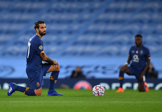  MANCHESTER, ENGLAND - OCTOBER 21: Sergio Oliveira of FC Porto takes a knee in support of the Black Lives Matter movement during the UEFA Champions League Group C stage match between Manchester City and FC Porto at Etihad Stadium on October 21, 2020 in Manchester, England. Sporting stadiums around the UK remain under strict restrictions due to the Coronavirus Pandemic as Government social distancing laws prohibit fans inside venues resulting in games being played behind closed doors. (Photo by Paul Ellis - Pool/Getty Images) 