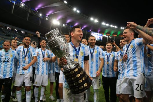 RIO DE JANEIRO, BRAZIL - JULY 10: Lionel Messi of Argentina smiles with the trophy as he celebrates with teammates after winning the final of Copa America Brazil 2021 between Brazil and Argentina at Maracana Stadium on July 10, 2021 in Rio de Janeiro, Brazil. (Photo by Buda Mendes/Getty Images) Amichevoli, Messi da record: ne fa cinque all’Estonia. Nico entra solo nel finale- immagine 2