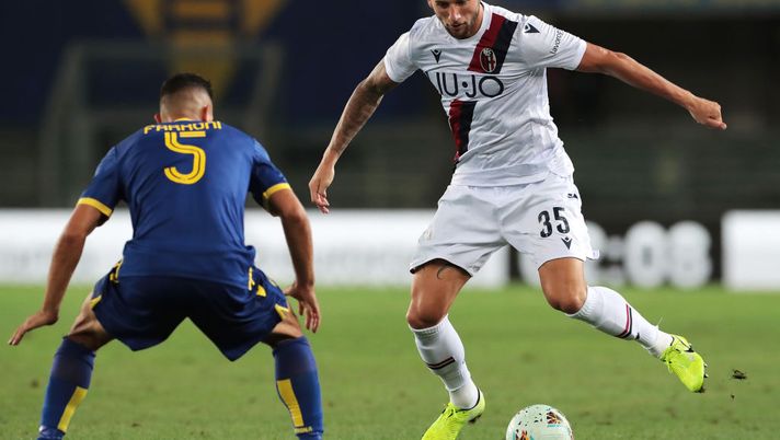 VERONA, ITALY - AUGUST 25: Mitchell Dijks of Bologna FC is challenged by Davide Faraoni of Hellas Verona during the Serie A match between Hellas Verona and Bologna FC at Stadio Marcantonio Bentegodi on August 25, 2019 in Verona, Italy. (Photo by Emilio Andreoli/Getty Images) VERONA, ITALY - AUGUST 25: Mitchell Dijks of Bologna FC is challenged by Davide Faraoni of Hellas Verona during the Serie A match between Hellas Verona and Bologna FC at Stadio Marcantonio Bentegodi on August 25, 2019 in Verona, Italy. (Photo by Emilio Andreoli/Getty Images)