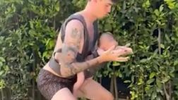 Bastoni tenero papà: fa degli squat… speciali (VIDEO)