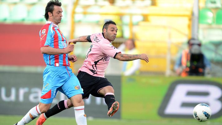 PALERMO, ITALY - APRIL 28:  Fabrizio Miccoli (R) of Palermo scores the equalizing goal during the Serie A match between US Citta di Palermo and Catania Calcio at Stadio Renzo Barbera on April 28, 2012 in Palermo, Italy.  (Photo by Tullio M. Puglia/Getty Images) 