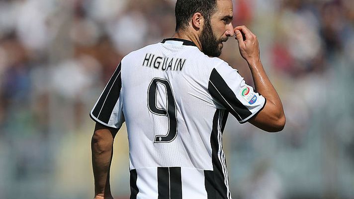EMPOLI ITALY - OCTOBER 02: Gonzalo Higuian of Juventus FC during the Serie A match between Empoli FC and Juventus FC at Stadio INFORTUNIO HIGUAIN – Ufficiale: il Pipita non convocato per Siviglia! Ecco il suo problema - immagine 1