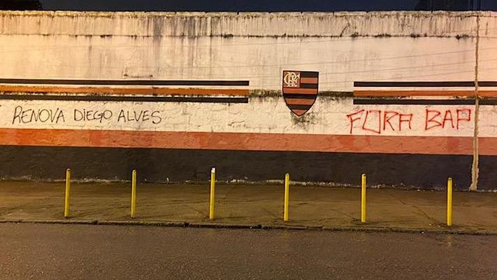 Scritte e proteste dei tifosi contro la dirigenza del Flamengo Scritte e proteste dei tifosi contro la dirigenza del Flamengo
