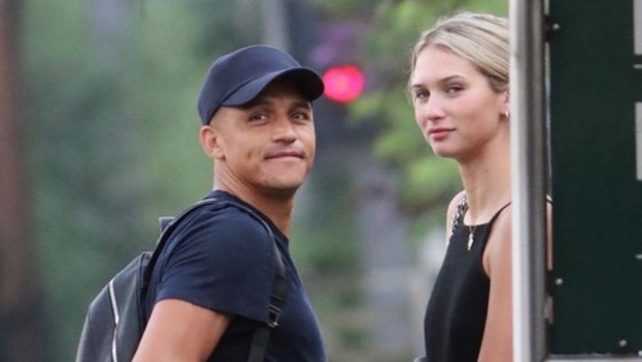 La vita sentimentale di Alexis Sanchez, un mese fa paparazzato dai tabloid: nuova fiamma? - immagine 1