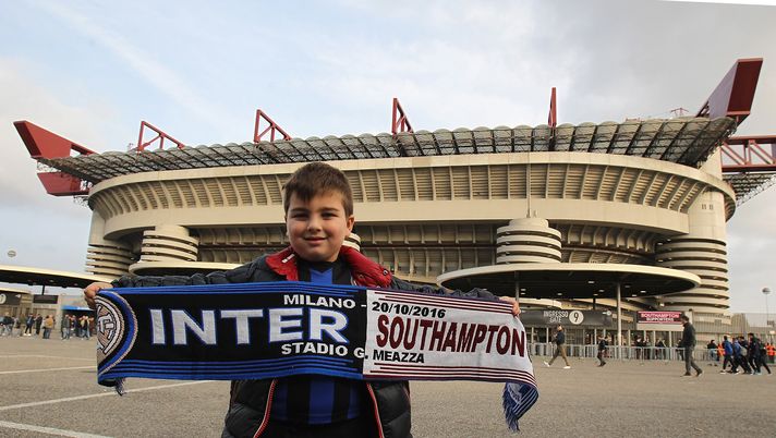 MILAN, ITALY - OCTOBER 20: A young FC Internazionale fan is seen before the UEFA Europa League match between FC Internazionale Milano and Southampton FC at Giuseppe Meazza Stadium on October 20, 2016 in Milan, . (Photo by Marco Luzzani - Inter/Inter via Getty Images) MILAN, ITALY - OCTOBER 20: A young FC Internazionale fan is seen before the UEFA Europa League match between FC Internazionale Milano and Southampton FC at Giuseppe Meazza Stadium on October 20, 2016 in Milan, . (Photo by Marco Luzzani - Inter/Inter via Getty Images)