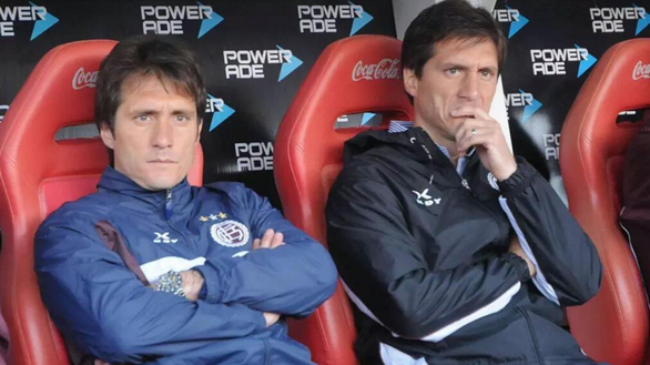 Guillermo e Gustavo Schelotto sulla panchina del Lanus Guillermo e Gustavo Schelotto sulla panchina del Lanus