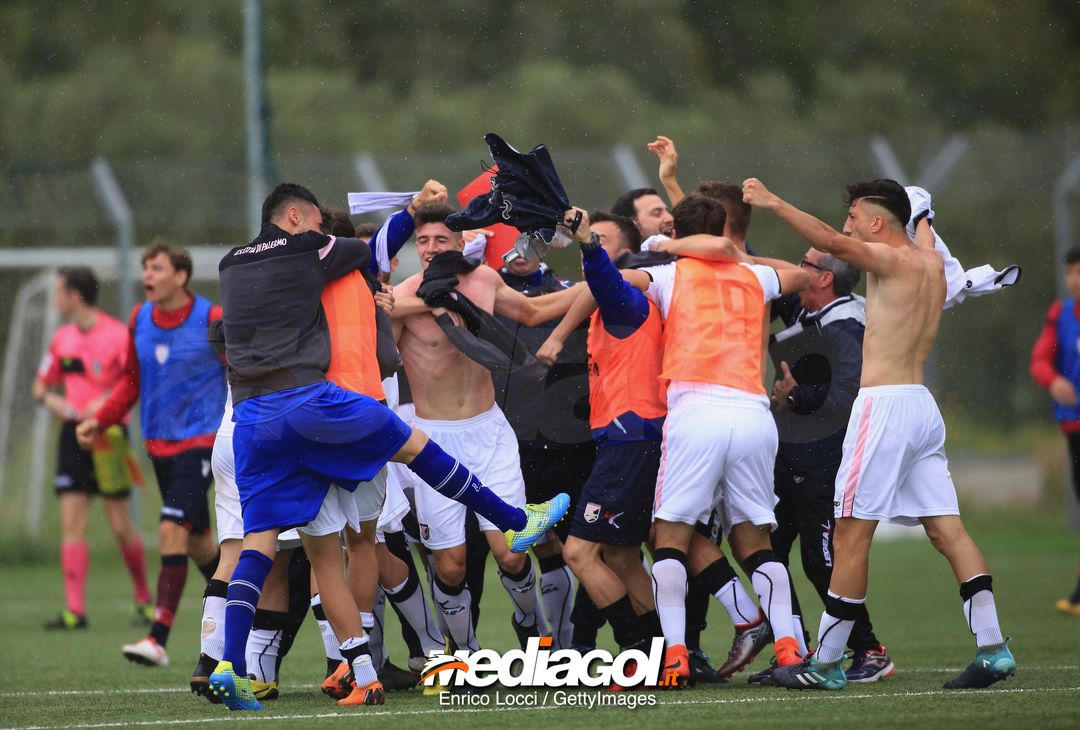  CAGLIARI, ITALY - MAY 05:  the players of Palermo and the coach Giuseppe Scurto celebrate promotion in Primavera 1 during the Primavera 1 match between Cagliari Calcio U19 and US Citta di Palermo U19 at Stadio Renato Raccis on May 5, 2018 (Photo by Enrico Locci/Getty Images) 