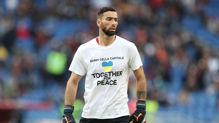 ROME, ITALY - MARCH 20: Rui Patricio of AS Roma warms up whilst wearing a shirt to indicate peace and sympathy with Ukraine prior to the Serie A match between AS Roma and SS Lazio at Stadio Olimpico on March 20, 2022 in Rome, Italy. (Photo by Paolo Bruno/Getty Images) Rui Patricio e Afena-Gyan festeggiano: entrambi volano ai Mondiali - immagine 1