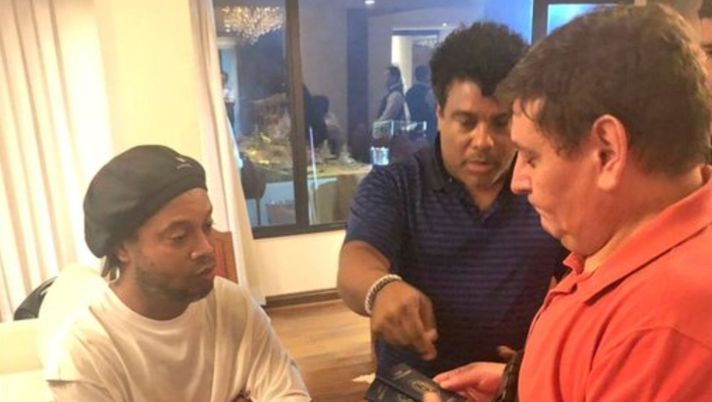 Il fratello di Ronaldinho non riesce a convincere le autorità doganali paraguayane Il fratello di Ronaldinho non riesce a convincere le autorità doganali paraguayane