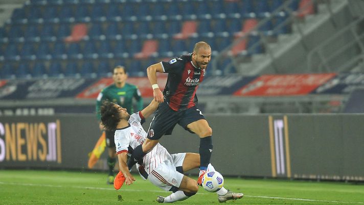 BOLOGNA, ITALY - OCTOBER 31: Lorenzo De Silvestri of Bologna FC in action during the Serie A match between Bologna FC and Cagliari Calcio at Stadio Renato Dall'Ara on October 31, 2020 in Bologna, Italy. (Photo by Mario Carlini / Iguana Press/Getty Images) De Silvestri “Vorrei arrivare a 30 gol. Arnautovic? Con lui salto di qualità”- immagine 1