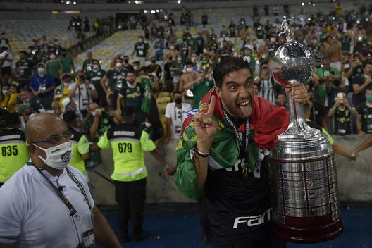 RIO DE JANEIRO, BRAZIL - JANUARY 30: Coach Abel Ferreira of Palmeiras celebrates with the trophy after winning the final of Copa CONMEBOL Libertadores 2020 between Palmeiras and Santos at Maracanã Stadium on January 30, 2021 in Rio de Janeiro, Brazil. (Photo by Mauro Pimentel – Pool/Getty Images) RIO DE JANEIRO, BRAZIL - JANUARY 30: Coach Abel Ferreira of Palmeiras celebrates with the trophy after winning the final of Copa CONMEBOL Libertadores 2020 between Palmeiras and Santos at Maracanã Stadium on January 30, 2021 in Rio de Janeiro, Brazil. (Photo by Mauro Pimentel – Pool/Getty Images)