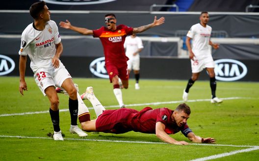 DUISBURG, GERMANY - AUGUST 06: Edin Dzeko of Roma claims for a penalty after a foul by Sergio Reguilon of Sevilla during the UEFA Europa League round of 16 single-leg match between Sevilla FC and AS Roma at MSV Arena on August 06, 2020 in Duisburg, Germany. (Photo by Wolfgang Rattay/Pool via Getty Images) DUISBURG, GERMANY - AUGUST 06: Edin Dzeko of Roma claims for a penalty after a foul by Sergio Reguilon of Sevilla during the UEFA Europa League round of 16 single-leg match between Sevilla FC and AS Roma at MSV Arena on August 06, 2020 in Duisburg, Germany. (Photo by Wolfgang Rattay/Pool via Getty Images)