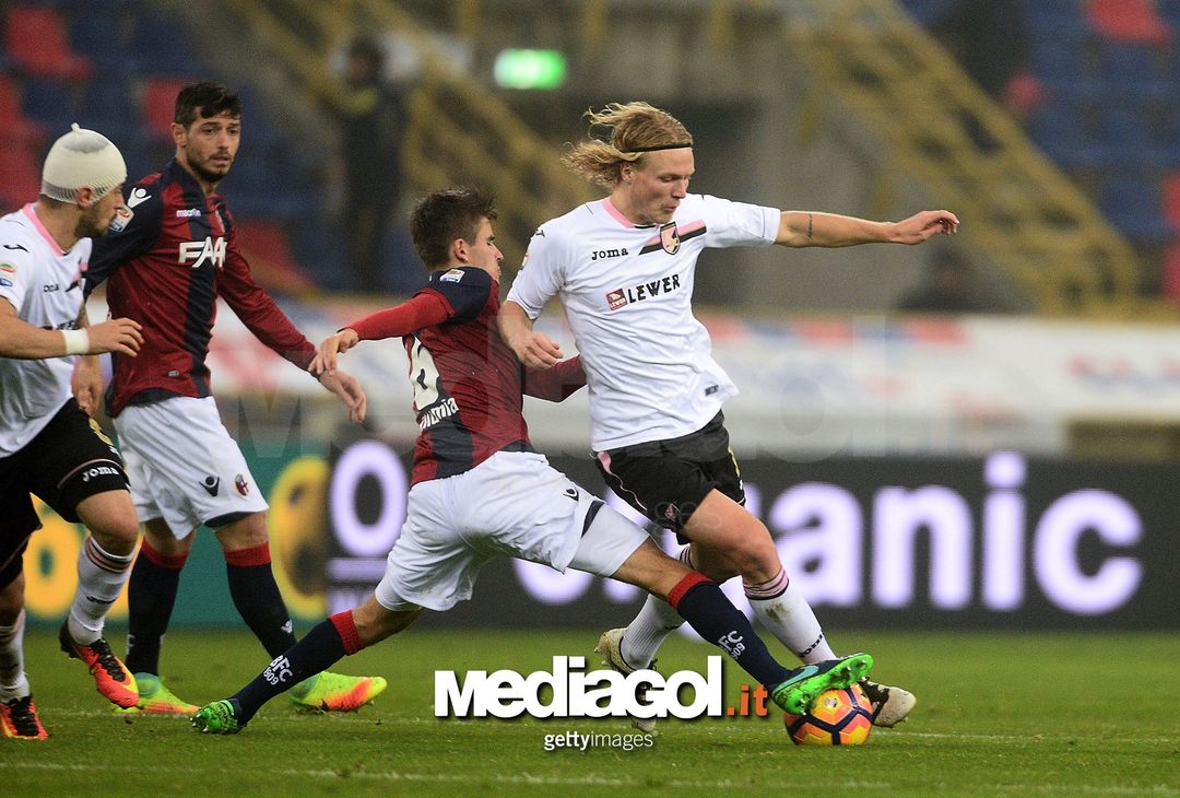  BOLOGNA, ITALY - NOVEMBER 20: Oscar Hiljemark # 10 of US Citta di Palermo in action during the Serie A match between Bologna FC and US Citta di Palermo at Stadio Renato Dall'Ara on November 20, 2016 in Bologna, Italy.  (Photo by Mario Carlini / Iguana Press/Getty Images) 