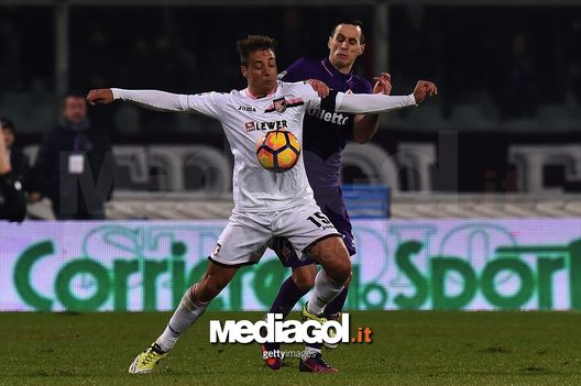 FLORENCE, ITALY - DECEMBER 04: Thiago Cionek (L) of Palermo and Nikola Kalinic of Fiorentina compete for the ball during the Serie A match between ACF Fiorentina and US Citta di Palermo at Stadio Artemio Franchi on December 4, 2016 in Florence, Italy.  (Photo by Tullio M. Puglia/Getty Images) 