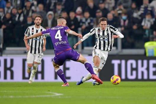 TURIN, ITALY - NOVEMBER 06: Federico Chiesa of Juventus is challenged by Nikola Milenkovic of ACF Fiorentina during the Serie A match between Juventus FC and ACF Fiorentina at Allianz Stadium on November 06, 2021 in Turin, Italy. (Photo by Daniele Badolato - Juventus FC/Juventus FC via Getty Images) TURIN, ITALY - NOVEMBER 06: Federico Chiesa of Juventus is challenged by Nikola Milenkovic of ACF Fiorentina during the Serie A match between Juventus FC and ACF Fiorentina at Allianz Stadium on November 06, 2021 in Turin, Italy. (Photo by Daniele Badolato - Juventus FC/Juventus FC via Getty Images)