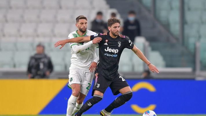 TURIN, ITALY - OCTOBER 27: Manuel Locatelli of Juventus fights for the ball with Domenico Berardi of US Sassuolo during the Serie A match between Juventus and US Sassuolo at Juventus Stadium on October 27, 2021 in Turin, Italy. (Photo by Daniele Badolato - Juventus FC/Juventus FC via Getty Images) La minusvalenzina della Juventus - immagine 1