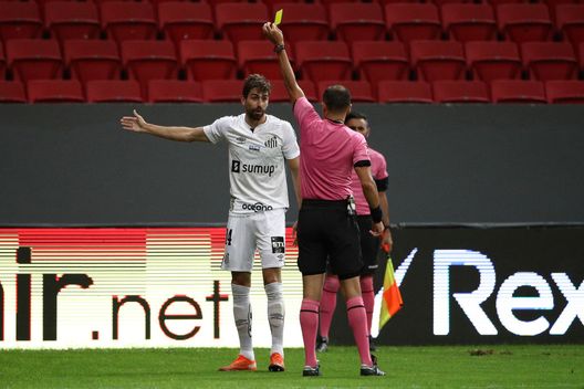 BRASILIA, BRAZIL - APRIL 13: Luan Peres of Santos receives a yellow card during a third round second leg match between Santos and San Lorenzo as part of Copa CONMBEOL Libertadores at Mane Garrincha Stadium on April 13, 2021 in Brasilia, Brazil. (Photo by Buda Mendes/Getty Images) BRASILIA, BRAZIL - APRIL 13: Luan Peres of Santos receives a yellow card during a third round second leg match between Santos and San Lorenzo as part of Copa CONMBEOL Libertadores at Mane Garrincha Stadium on April 13, 2021 in Brasilia, Brazil. (Photo by Buda Mendes/Getty Images)