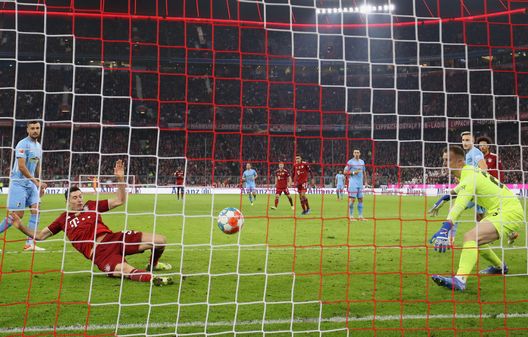 (Photo by Alexander Hassenstein/Getty Images) Ultras Bayern, uno striscione contro Oliver Kahn: per il Qatar e i diritti umani- immagine 2