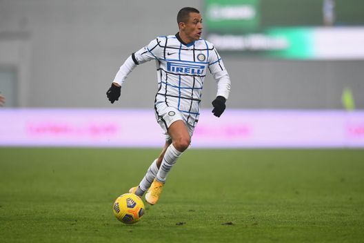 REGGIO NELL'EMILIA, ITALY - NOVEMBER 28: Alexis Sánchez of FC Internazionale in action during the Serie A match between US Sassuolo and FC Internazionale at Mapei Stadium - Città del Tricolore on November 28, 2020 in Reggio nell'Emilia, Italy (Photo by Claudio Villa - Inter/Inter via Getty Images) REGGIO NELL'EMILIA, ITALY - NOVEMBER 28: Alexis Sánchez of FC Internazionale in action during the Serie A match between US Sassuolo and FC Internazionale at Mapei Stadium - Città del Tricolore on November 28, 2020 in Reggio nell'Emilia, Italy (Photo by Claudio Villa - Inter/Inter via Getty Images)
