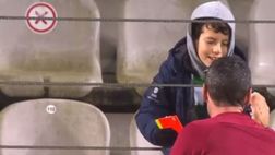 Portogallo, un cioccolatino all’arbitro: e i cartellini in dono al ragazzino…