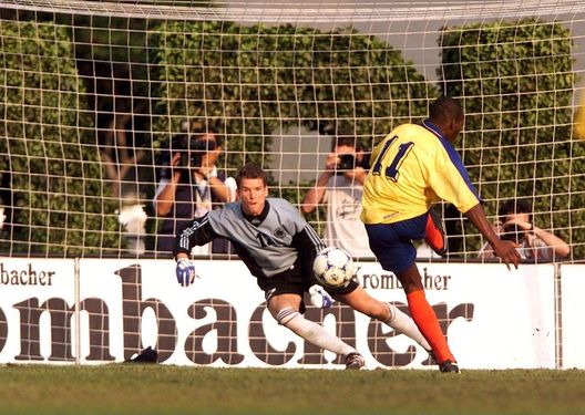 Lehmann ad alta velocità: fotografato a colloquio con due agenti di polizia dopo un incidente in auto…- immagine 2