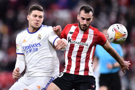 BILBAO, SPAIN - DECEMBER 22: Luka Jovic of Real Madrid battles for the ball with Inigo Lekue of Athletic Bilbao during the LaLiga Santander match between Athletic Club and Real Madrid CF at San Mames Stadium on December 22, 2021 in Bilbao, Spain. (Photo by Juan Manuel Serrano Arce/Getty Images) Jovic
