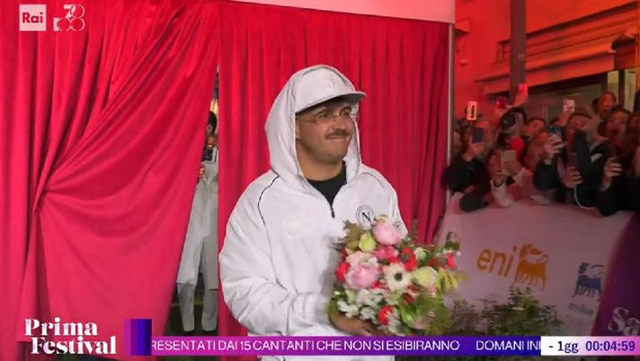 Geolier a Sanremo con un outfit particolare: sul red carpet sfoggia la tuta del Napoli - immagine 1