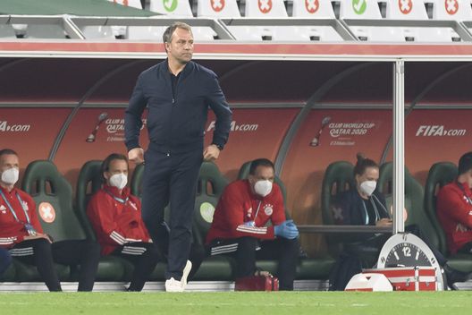 DOHA, QATAR - FEBRUARY 11: head coach Hans-Dieter Flick of Bayern Muenchen looks on during the finale FIFA Club World Cup Qatar 2020 match between FC Bayern Muenchen and Tigres UANL on February 11, 2021 in Doha, Qatar. (Photo by Gaston Szerman/DeFodi Images/Getty Images) DOHA, QATAR - FEBRUARY 11: head coach Hans-Dieter Flick of Bayern Muenchen looks on during the finale FIFA Club World Cup Qatar 2020 match between FC Bayern Muenchen and Tigres UANL on February 11, 2021 in Doha, Qatar. (Photo by Gaston Szerman/DeFodi Images/Getty Images)