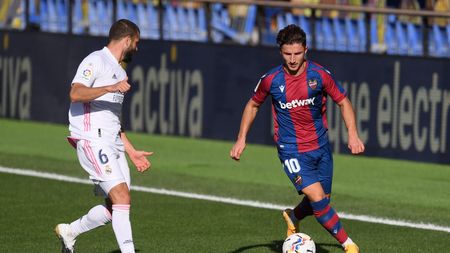 VILLAREAL, SPAIN - OCTOBER 04: Enis Bardhi of Levante controls the ball as Nacho Fernandez of Real Madrid looks on during the La Liga Santander match between Levante UD and Real Madrid at Ciutat de Valencia Stadium on October 04, 2020 in Valencia, Spain. Football Stadiums around Europe remain empty due to the Coronavirus Pandemic as Government social distancing laws prohibit fans inside venues resulting in fixtures being played behind closed doors. (Photo by Alex Caparros/Getty Images)