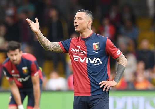  BENEVENTO, ITALY - MAY 12: Armando Izzo of Genoa CFC in action during the serie A match between Benevento Calcio and Genoa CFC at Stadio Ciro Vigorito on May 12, 2018 in Benevento, Italy. (Photo by Francesco Pecoraro/Getty Images) 