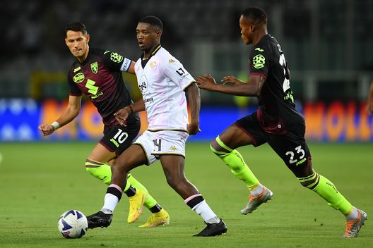 TURIN, ITALY - AUGUST 06: Jeremie Broh of Palermo calcio is challenged by Sasa Lukic and Demba Seck of Torino FC during the Coppa Italia match between Torino FC and Palermo at Olimpico Stadium on August 6, 2022 in Turin, Italy. (Photo by Valerio Pennicino/Getty Images) Genoa