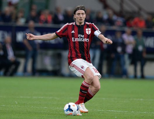 Riccardo Montolivo, capitano del Milan - fonte www.cpmockup.blogspot.com Riccardo Montolivo, capitano del Milan - fonte www.cpmockup.blogspot.com