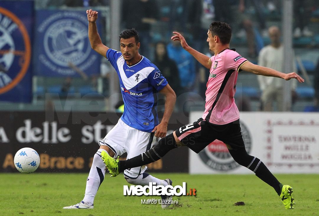  BRESCIA, ITALY - SEPTEMBER 02:  Tommaso Cancellotti of Brescia Calcio is challenged by Gabriele Rolando of US Citta di Palermo during the Serie B between Brescia Calcio and US Citta di Palermo at Stadio Mario Rigamonti on September 2, 2017 in Brescia, Italy.  (Photo by Marco Luzzani/Getty Images) 