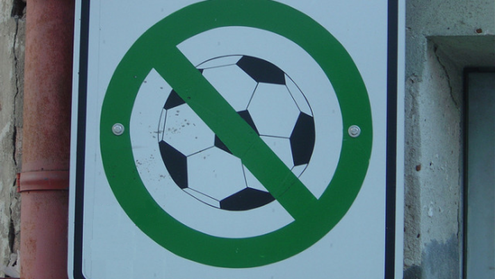 Curiosità, Marineo: multe fino a 500 euro per chi gioca a pallone in piazza 