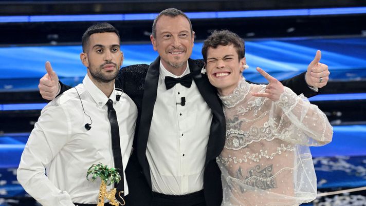 SANREMO, ITALY - FEBRUARY 05: Mahmood, Amadeus and Blanco pose with top prize during the 72nd Sanremo Music Festival 2022 at Teatro Ariston on February 05, 2022 in Sanremo, Italy. (Photo by D.Venturelli/Daniele Venturelli/Getty Images ) Blanco: “Da mio padre ho ereditato la passione per la Roma” - immagine 1