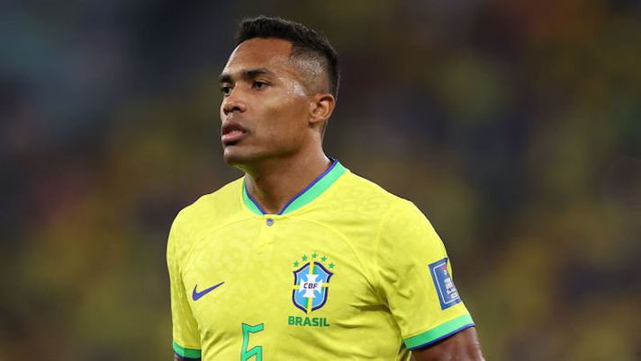DOHA, QATAR - NOVEMBER 28: Alex Sandro of Brazil looks on during the FIFA World Cup Qatar 2022 Group G match between Brazil and Switzerland at Stadium 974 on November 28, 2022 in Doha, Qatar. (Photo by Julian Finney/Getty Images) Juve, gli aggiornamenti dal Qatar su Alex Sandro e Danilo verso Croazia-Brasile. E Di Maria… - immagine 1