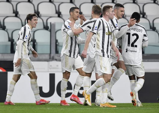 L'esultanza dei bianconeri dopo uno dei due gol di Ronaldo L'esultanza dei bianconeri dopo uno dei due gol di Ronaldo