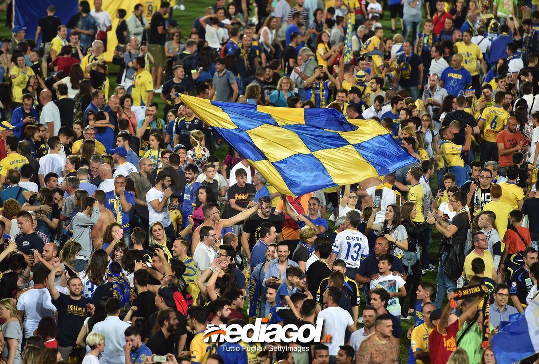  FROSINONE, ITALY - JUNE 16:  Fans of Frosinone celebrate after winning the serie B playoff match final between Frosinone Calcio v US Citta di Palermo at Stadio Benito Stirpe on June 16, 2018 in Frosinone, Italy.  (Photo by Tullio M. Puglia/Getty Images) 