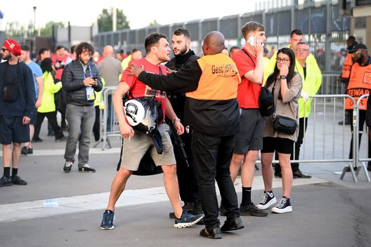 PARIS, FRANCE - MAY 28: Liverpool fans are seen queuing outside the stadium prior to the UEFA Champions League final match between Liverpool FC and Real Madrid at Stade de France on May 28, 2022 in Paris, France. (Photo by Matthias Hangst/Getty Images) Caos Champions: 68 arresti e 238 feriti dopo la finale di ieri- immagine 2