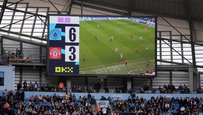 MANCHESTER, ENGLAND - OCTOBER 02: Detailed view of the LED Screen inside of the stadium displaying the score 6-3 to Manchester City during the Premier League match between Manchester City and Manchester United at Etihad Stadium on October 02, 2022 in Manchester, England. (Photo by Laurence Griffiths/Getty Images) Keane: “Non posso pensare a quanto sia brutto questo United, sono scioccato” - immagine 1