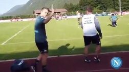 VIDEO Napoli, Zielinski arriva in ritiro: l’accoglienza è da applausi